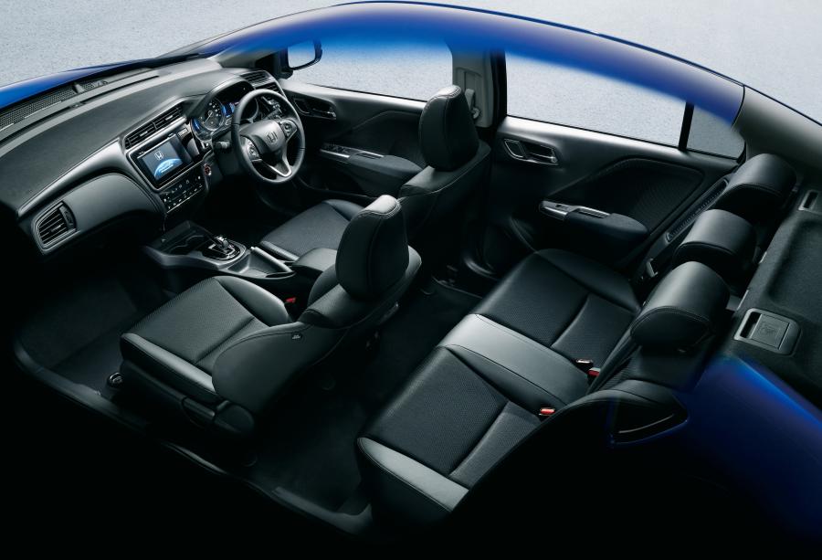 Интерьер Honda Grace Hybrid 2017 года  (фото 9 из 11)